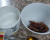 A picture of step 1 of Date honey smoothie.