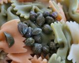 Foto del paso 7 de la receta: Ensalada de pasta con bonito, langostinos y frutas
