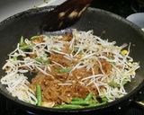 A picture of step 4 of Pad Thai with Egg (Quick Version).