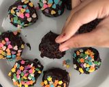 Gambar langkah 5 resipi Cake Balls.