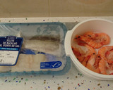 Foto del paso 1 de la receta: Bacalao y langostinos a la plancha con crema de tomate con albahaca