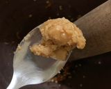 รูปขั้นตอนการทำที่ 2 ของ ยำไข่แดงเค็มหมูยอ 🥚🐷(สูตรใส่น้ำปลาร้า)