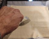 Foto del paso 7 de la receta: Empanada de hojaldre con bacon, cebolla, pimiento rojo, champiñones y nata para cocinar