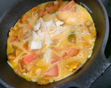 Foto del paso 3 de la receta: Revuelto de níscalos, tomate y queso