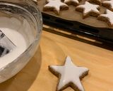 Foto del passaggio 7 della ricetta ZIMTSTERNE - Biscotti stelline di frutta secca, cannella e ghiaccia reale