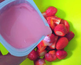 Foto del paso 2 de la receta: Helado de fresas casero con yogur griego de toffee
