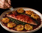 Foto del passaggio 5 della ricetta Sgombro Scottato con Patate alle Erbe, Spinacino Fresco e Salsa Tiepida di Ciliegie e Cipollotti