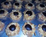 Foto langkah ke 7 dari resep Cashew Choco-Cheese Thumb Print.