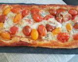 Foto del paso 3 de la receta: Coca de hojaldre con cherry, cebolla y gorgonzola
