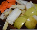 Foto del paso 3 de la receta: Pollo en su jugo con manzana y vegetales