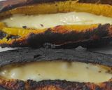 Foto del paso 2 de la receta: Plátano asado con queso 😋😋