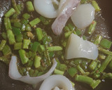 Foto del paso 3 de la receta: Arroz con marisco y espárragos