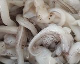 Hình bước làm 1 của món Râu mực xào hành cần