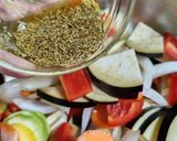 Fokhagymás-joghurtos csirkemell sült zöldségekkel recept fázis 2 fotója