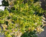 Foto langkah ke 5 dari resep Tumis Bunga Pepaya, Daun Pepaya Jepang, Teri Saos Tiram.