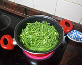 Foto del paso 1 de la receta: Pechuga asada con salteado de arroz con judías verdes y pasas