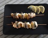 Foto del passaggio 3 della ricetta Spiedini di pollo al profumo di limone e alloro