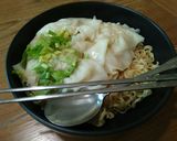 รูปขั้นตอนการทำที่ 2 ของ บะหมี่กึ่งเกี๊ยวกุ้งแบบง่ายๆ #9