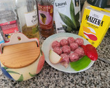 Foto del paso 1 de la receta: Albóndigas de cerdo con uvas manzanas y espaguetis