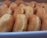 Foto langkah ke 7 dari resep Donat empuk resep Tintin Rayner.