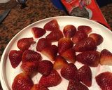 Foto del paso 1 de la receta: Vaquitas de san Antonio, con frutillas y chocolate