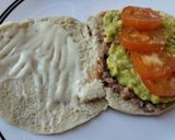 Foto del paso 3 de la receta: Sándwich de frijoles, aguacate y tomate🍅 en pan pita🫓🥪🥑