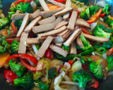 Foto del paso 3 de la receta: Fideos salteados con verduras y seitán