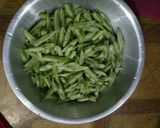 Foto langkah ke 1 dari resep Tumis buncis pentol saos tiram.