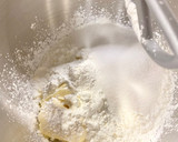 Foto del paso 2 de la receta: Galletas de maicena con frutas confitadas y pasas al ron