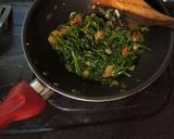 Foto langkah ke 2 dari resep Tumis Kangkung Saus Tiram.