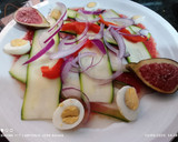 Foto del paso 2 de la receta: Ensalada de calabacín con crujiente de cebolla