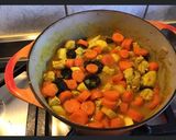 Une image de l'étape 2 de Tajine de poulet aux panais tomates pruneaux carottes miel et curry.