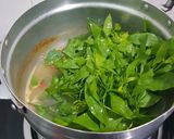 รูปขั้นตอนการทำที่ 2 ของ แกงผักหวานวุ้นเส้นใส่ปลาย่าง