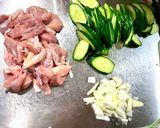 小黃瓜炒雞腿肉的食譜步驟1照片