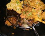 A picture of step 5 of Mix pakoray.