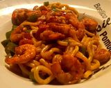 Makaron Udon z krewetkami w sosie ostrygowym z frankfurterką i papryką krok przepisu 4 zdjęcie