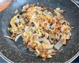 Foto del paso 2 de la receta Tosta de berenjena mechada, cebolla caramelizada y queso