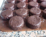 Foto del paso 3 de la receta: Alfajores de chocolate bañados de chocolate blanco y negro