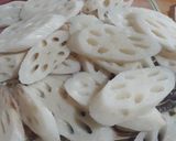 A picture of step 1 of Lotus roots with black pepper.