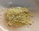 Foto del paso 2 de la receta: Arroz con mejillones, surimi, azafrán y pimentón