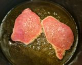 Foto del paso 3 de la receta: Filetes de lomo de cerdo en salsa de pimientos del piquillo