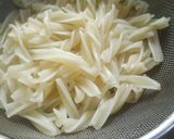 A picture of step 1 of Cheesey chicken pasta.