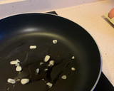 Foto del paso 1 de la receta: Revuelto de gulas, setas y panceta