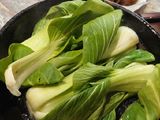 Jázmin rizs fasírttal, pack choy szezámmaggal