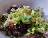 Foto del paso 1 de la receta: Ensalada🥗 de manzana🍏, uvas🍇, durazno🍑 y lechuga crespa morada🥙🥬