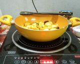 A picture of step 2 of Dahi Aloo.