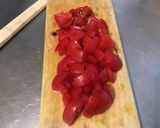 Une image de l'étape 4 de Filet de poulet aux tomates, épices, coriandre et jus de rhubarbe rose.