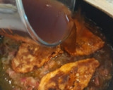 Foto del paso 6 de la receta: Pechugas de pollo a la mostaza con salsa de cebolla