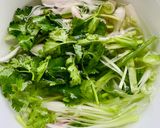 Hình bước làm 10 của món Trời mưa nấu mì 2 phiên bản: mì nước vị Nhật và mì khô vị Tàu