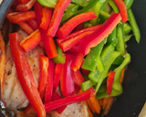 Foto del paso 3 de la receta: Muslos de pollo guisados con pimientos, zanahorias y romero